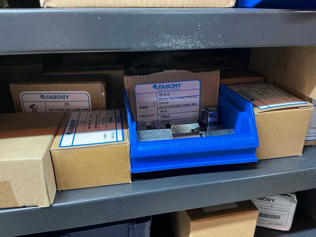 Mewaf jaloeziedeurkast met bouten, moeren en popnagels - afbeelding 7 van  17