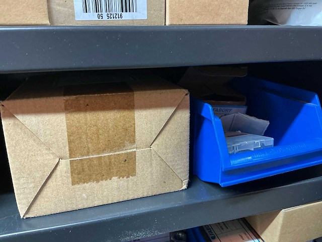 Mewaf jaloeziedeurkast met bouten, moeren en popnagels - afbeelding 8 van  17