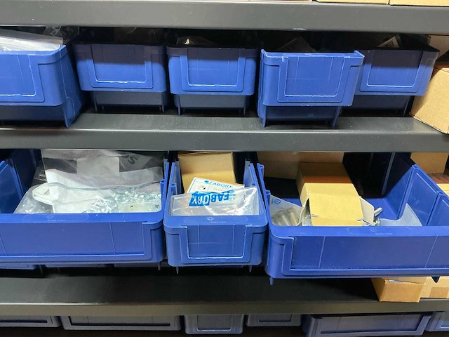 Mewaf jaloeziedeurkast met bouten, moeren en popnagels - afbeelding 9 van  17