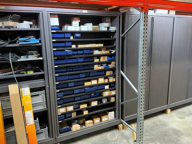 Mewaf jaloeziedeurkast met bouten, moeren en popnagels - afbeelding 1 van  17