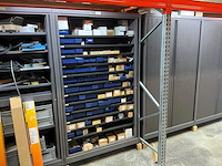 Mewaf jaloeziedeurkast met bouten, moeren en popnagels - afbeelding 1 van  17