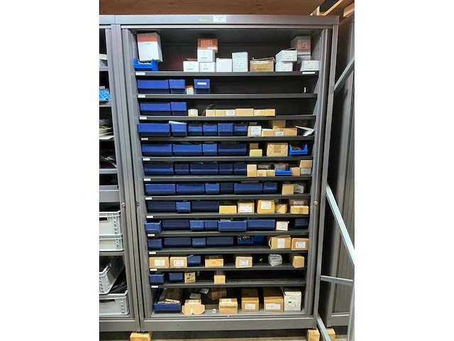 Mewaf jaloeziedeurkast met bouten, moeren en popnagels - afbeelding 10 van  17