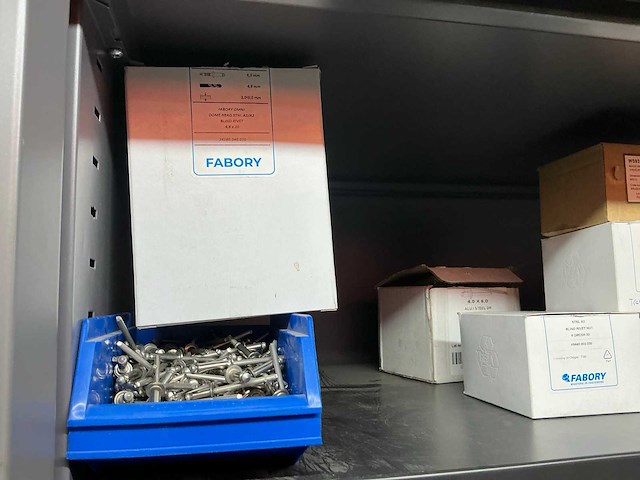 Mewaf jaloeziedeurkast met bouten, moeren en popnagels - afbeelding 11 van  17