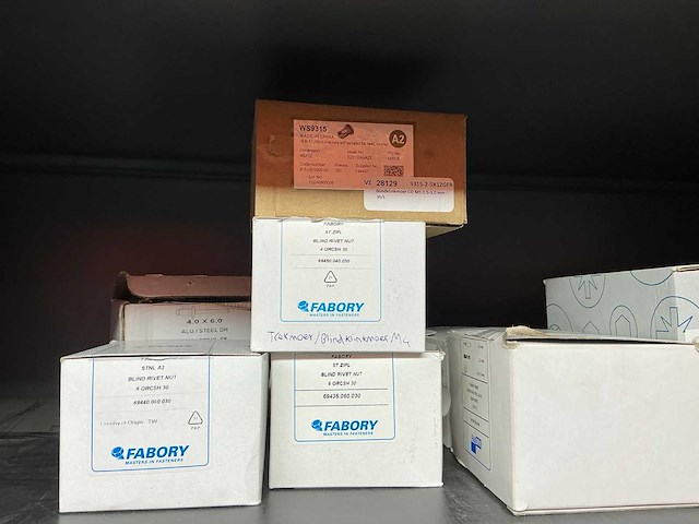 Mewaf jaloeziedeurkast met bouten, moeren en popnagels - afbeelding 12 van  17