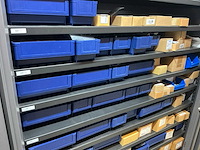 Mewaf jaloeziedeurkast met bouten, moeren en popnagels - afbeelding 14 van  17