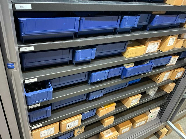 Mewaf jaloeziedeurkast met bouten, moeren en popnagels - afbeelding 15 van  17