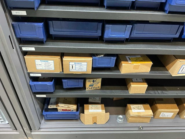 Mewaf jaloeziedeurkast met bouten, moeren en popnagels - afbeelding 16 van  17