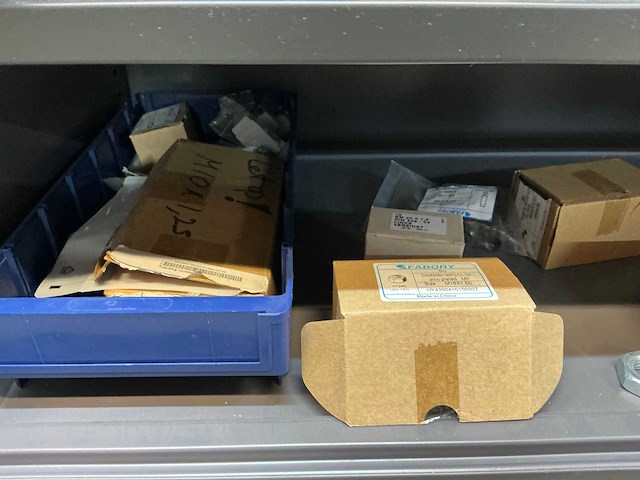 Mewaf jaloeziedeurkast met bouten, moeren en popnagels - afbeelding 17 van  17