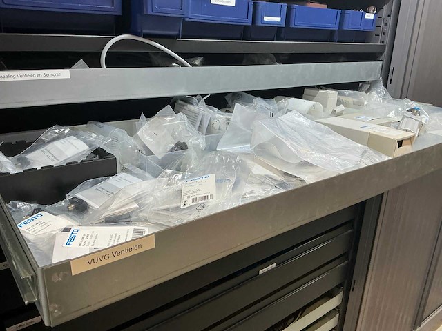 Mewaf jaloeziedeurkast met festo luchtleiding, ventielen en verlopen - afbeelding 9 van  55