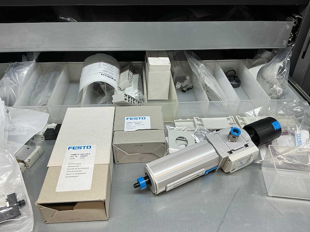 Mewaf jaloeziedeurkast met festo luchtleiding, ventielen en verlopen - afbeelding 11 van  55