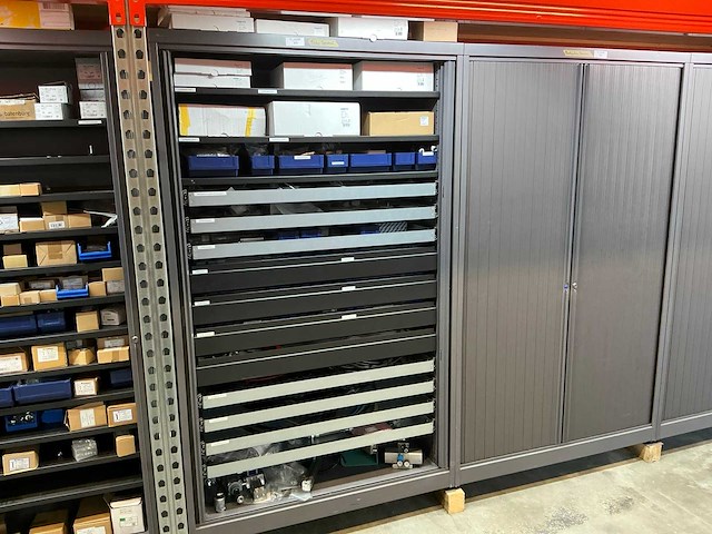 Mewaf jaloeziedeurkast met festo luchtleiding, ventielen en verlopen - afbeelding 1 van  55