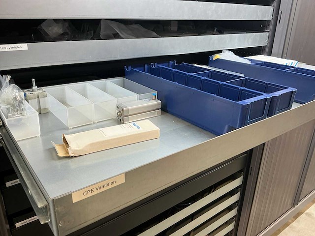 Mewaf jaloeziedeurkast met festo luchtleiding, ventielen en verlopen - afbeelding 13 van  55