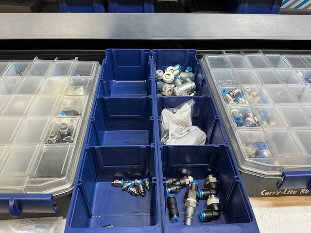 Mewaf jaloeziedeurkast met festo luchtleiding, ventielen en verlopen - afbeelding 19 van  55