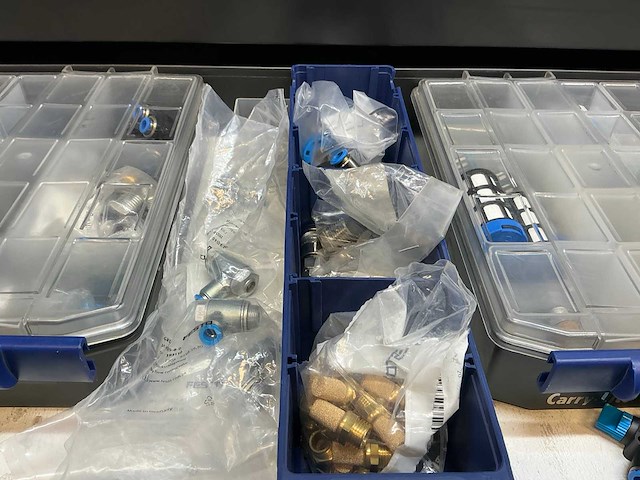 Mewaf jaloeziedeurkast met festo luchtleiding, ventielen en verlopen - afbeelding 30 van  55