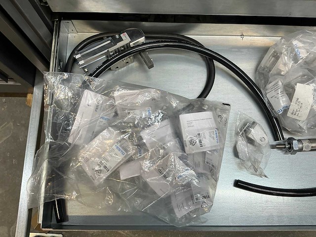 Mewaf jaloeziedeurkast met festo luchtleiding, ventielen en verlopen - afbeelding 40 van  55