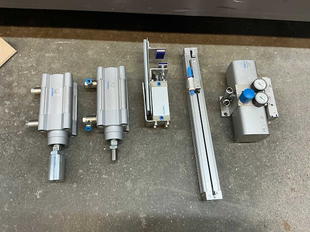 Mewaf jaloeziedeurkast met festo luchtleiding, ventielen en verlopen - afbeelding 43 van  55