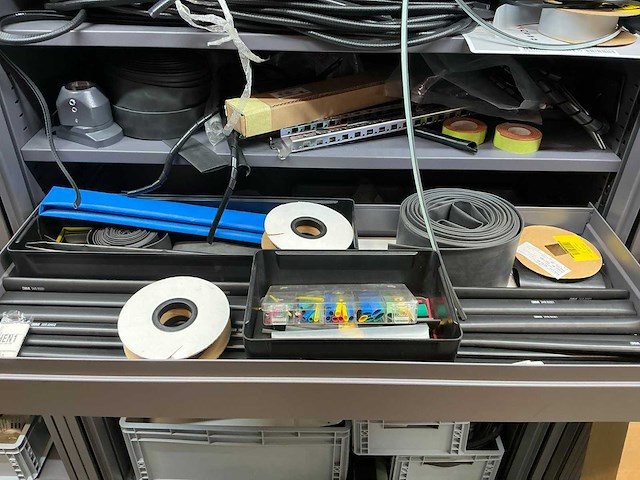 Mewaf jaloeziedeurkast met kastrubbers en krimpslang - afbeelding 2 van  19