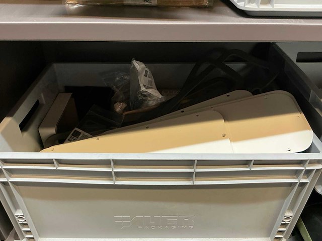 Mewaf jaloeziedeurkast met kastrubbers en krimpslang - afbeelding 6 van  19