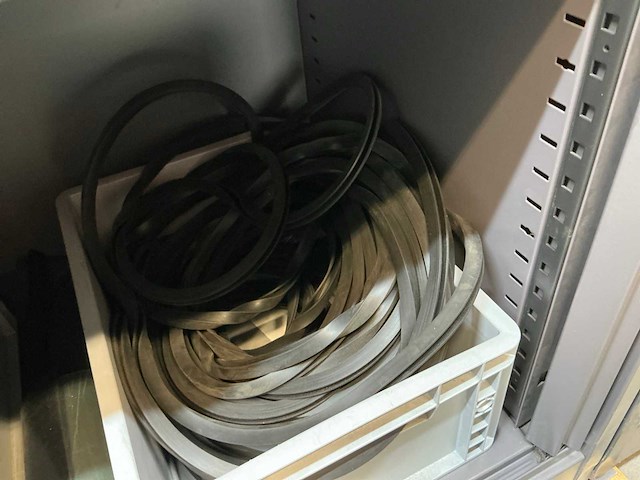 Mewaf jaloeziedeurkast met kastrubbers en krimpslang - afbeelding 9 van  19