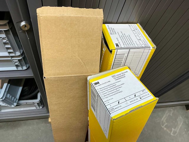 Mewaf jaloeziedeurkast met kastrubbers en krimpslang - afbeelding 10 van  19