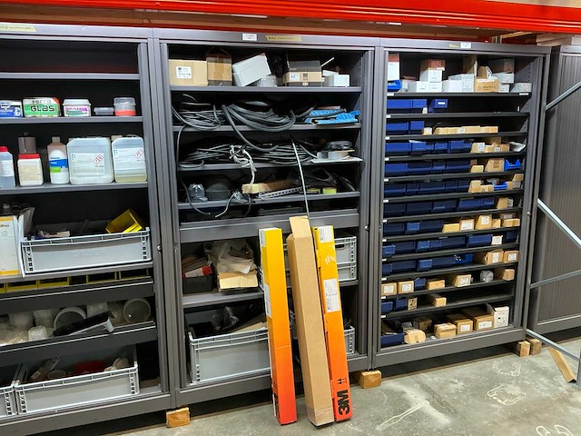 Mewaf jaloeziedeurkast met kastrubbers en krimpslang - afbeelding 1 van  19