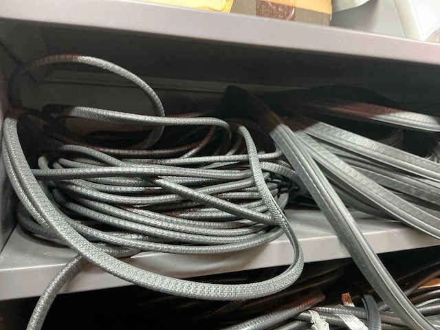 Mewaf jaloeziedeurkast met kastrubbers en krimpslang - afbeelding 16 van  19