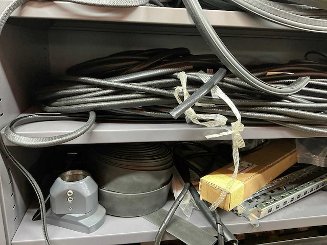 Mewaf jaloeziedeurkast met kastrubbers en krimpslang - afbeelding 18 van  19