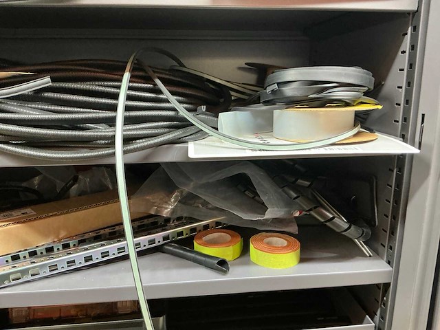 Mewaf jaloeziedeurkast met kastrubbers en krimpslang - afbeelding 19 van  19