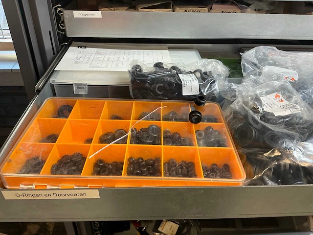 Mewaf jaloeziedeurkast met mechanische onderdelen - afbeelding 5 van  43