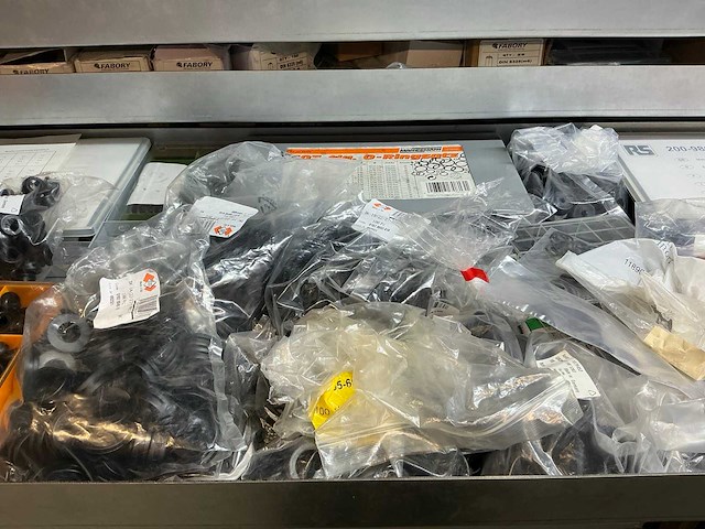 Mewaf jaloeziedeurkast met mechanische onderdelen - afbeelding 7 van  43