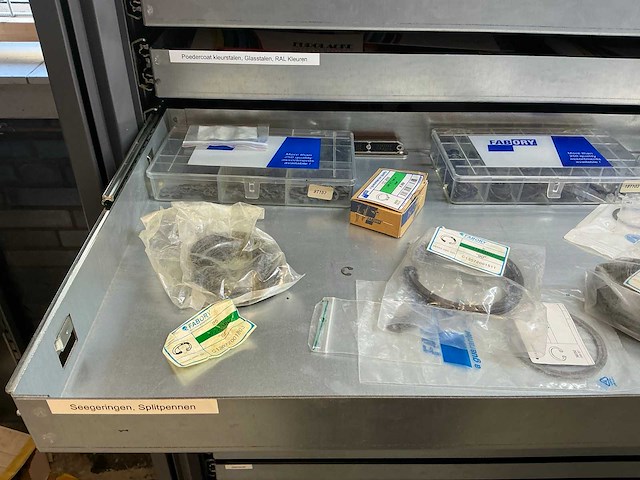 Mewaf jaloeziedeurkast met mechanische onderdelen - afbeelding 10 van  43