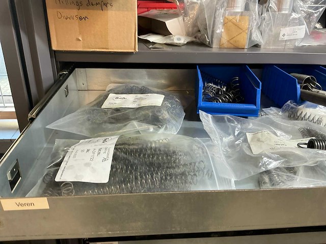 Mewaf jaloeziedeurkast met mechanische onderdelen - afbeelding 41 van  43