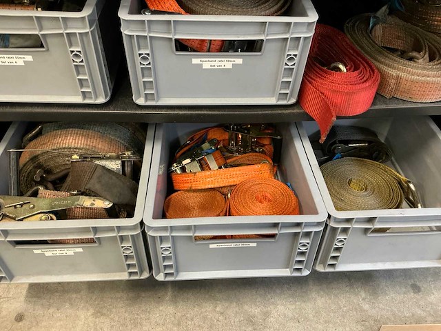 Mewaf jaloeziedeurkast met spanbanden en hoekbeschermers - afbeelding 2 van  11