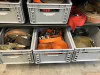 Mewaf jaloeziedeurkast met spanbanden en hoekbeschermers - afbeelding 2 van  11