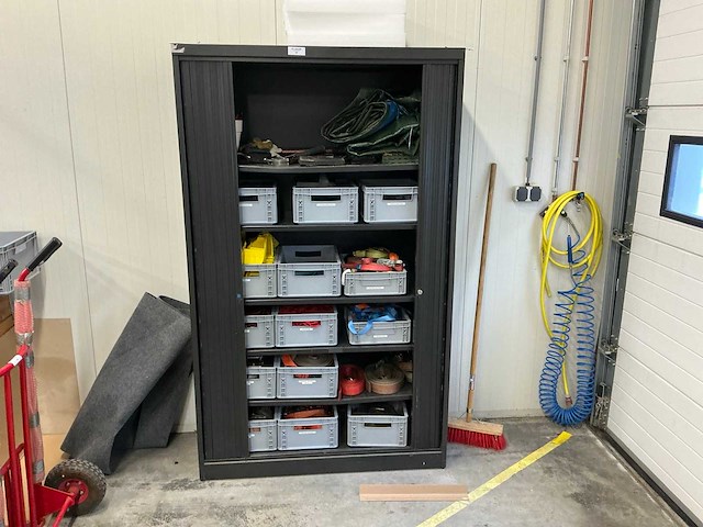 Mewaf jaloeziedeurkast met spanbanden en hoekbeschermers - afbeelding 1 van  11