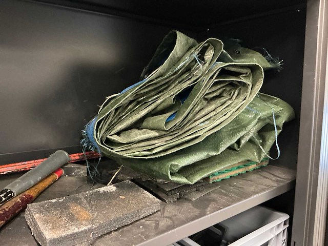 Mewaf jaloeziedeurkast met spanbanden en hoekbeschermers - afbeelding 5 van  11