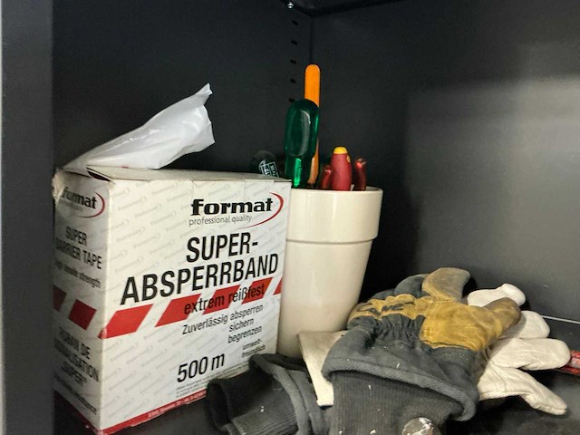 Mewaf jaloeziedeurkast met spanbanden en hoekbeschermers - afbeelding 6 van  11