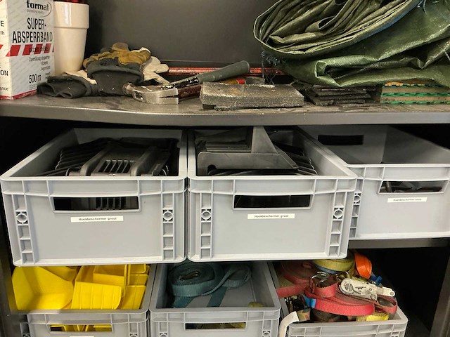 Mewaf jaloeziedeurkast met spanbanden en hoekbeschermers - afbeelding 7 van  11