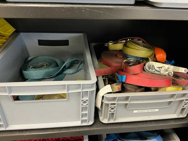 Mewaf jaloeziedeurkast met spanbanden en hoekbeschermers - afbeelding 9 van  11