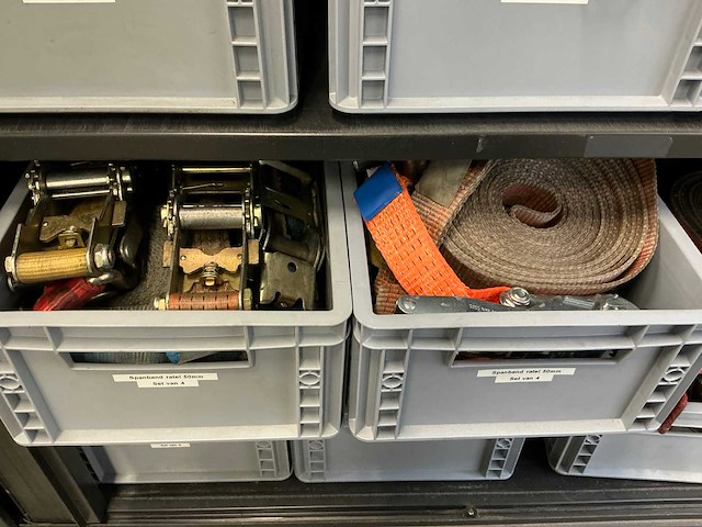 Mewaf jaloeziedeurkast met spanbanden en hoekbeschermers - afbeelding 11 van  11