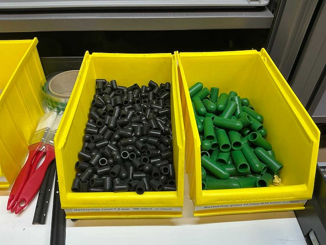 Mewaf jaloeziedeurkast met verf en maskeermiddelen - afbeelding 2 van  13