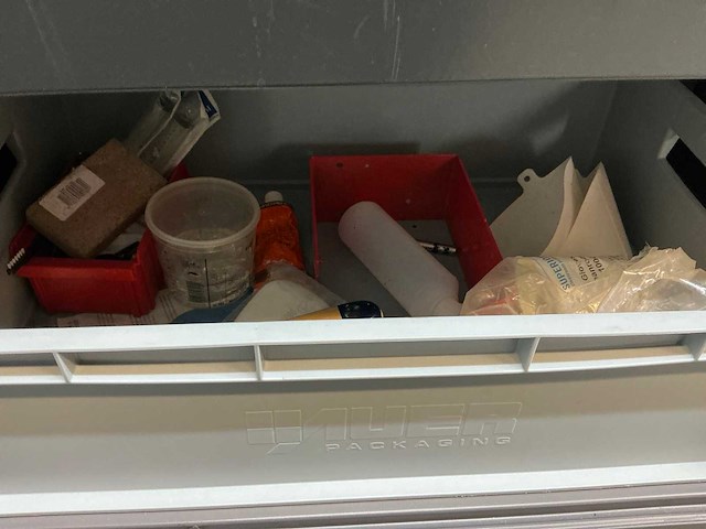 Mewaf jaloeziedeurkast met verf en maskeermiddelen - afbeelding 4 van  13