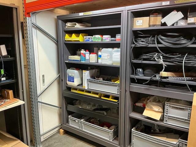 Mewaf jaloeziedeurkast met verf en maskeermiddelen - afbeelding 1 van  13