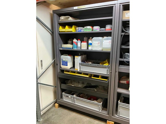 Mewaf jaloeziedeurkast met verf en maskeermiddelen - afbeelding 6 van  13