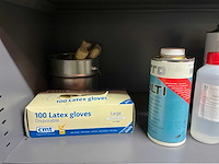 Mewaf jaloeziedeurkast met verf en maskeermiddelen - afbeelding 10 van  13