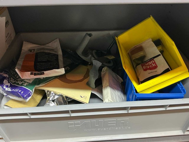 Mewaf jaloeziedeurkast met verf en maskeermiddelen - afbeelding 12 van  13