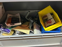 Mewaf jaloeziedeurkast met verf en maskeermiddelen - afbeelding 12 van  13