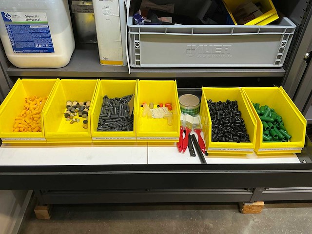 Mewaf jaloeziedeurkast met verf en maskeermiddelen - afbeelding 13 van  13