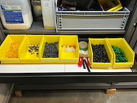 Mewaf jaloeziedeurkast met verf en maskeermiddelen - afbeelding 13 van  13