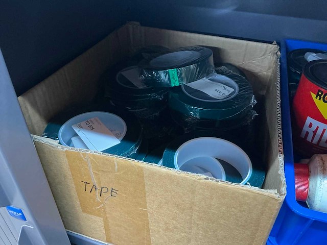 Mewaf jaloeziedeurkast met vetten, olie en remmenreiniger - afbeelding 4 van  18